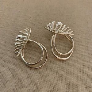 Palma leaf hoop earrings